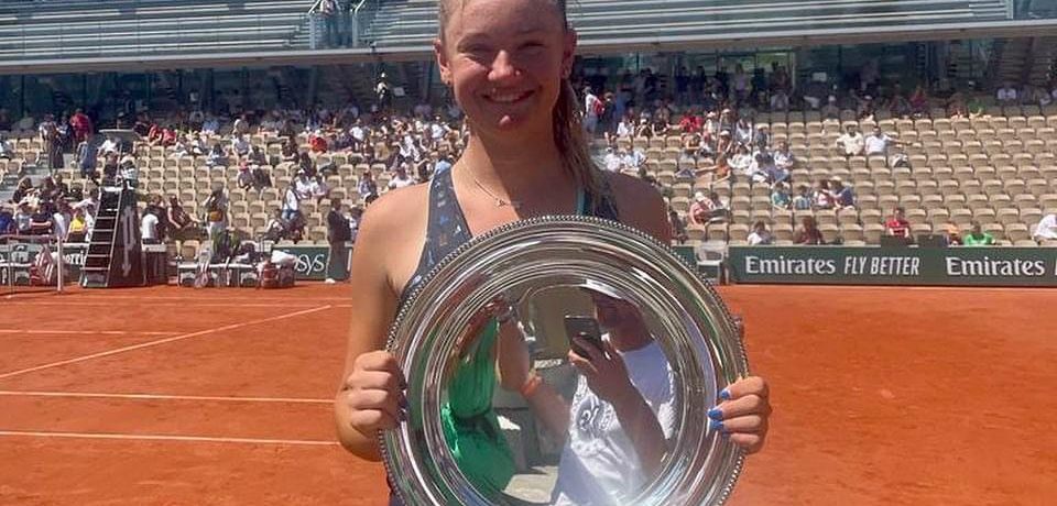 Senzace! Lucie Havlíčková veze z juniorského Roland Garros vítězný double