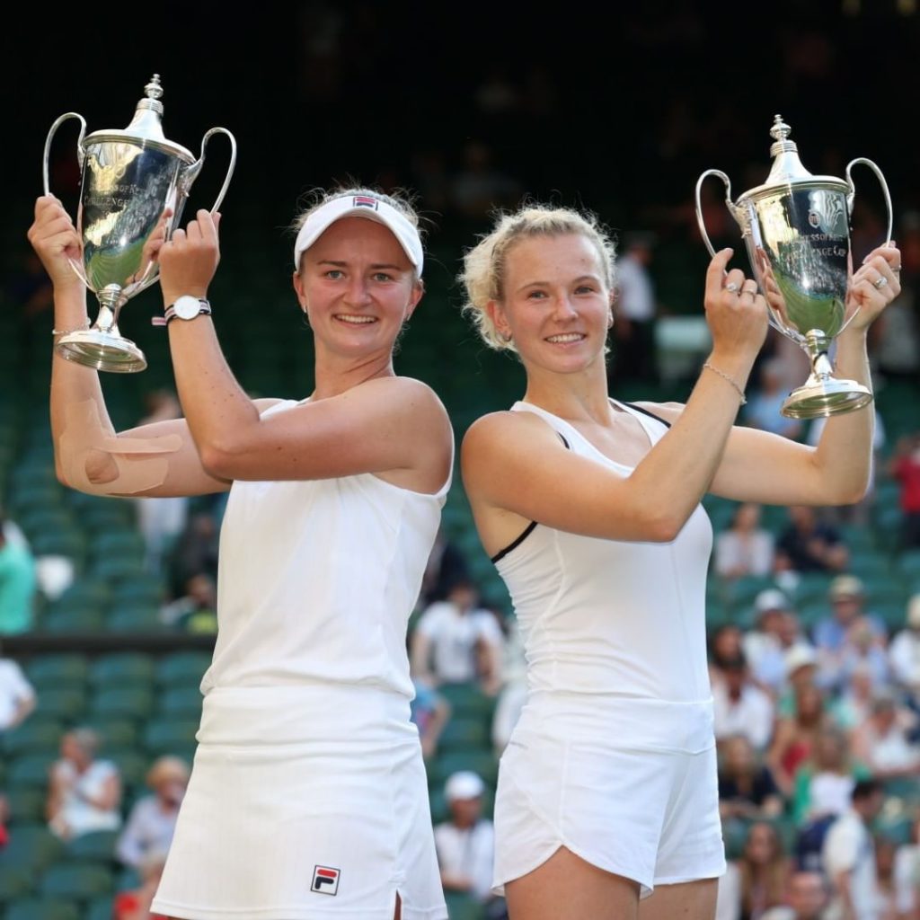 Kateřina Siniaková ovládla společně s Barborou Krejčíkovou Wimbledon